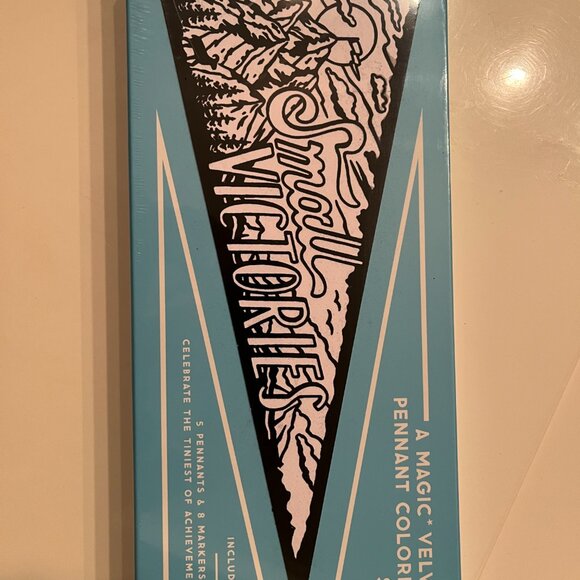 Snarky Velvet Pennant Coloring Kit with 5 Hangable Pennants and 8 Markers (new)x - Picture 3 of 12